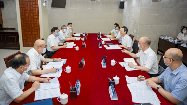 nEO_IMG_p2-陈旭东在广州市行政复议办公室召开座谈会.jpg