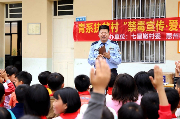 nEO_IMG_p6-平安之星丨连续奋战72天的梁波、会“听声辨人”的曾俊龙，来认识一下这两颗“新星”！ .jpg