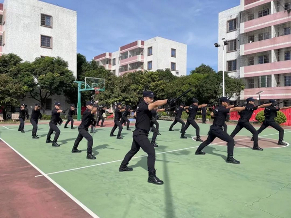 nEO_IMG_p20-我们看见，广东司法行政戒毒警察奋斗的样子 .jpg