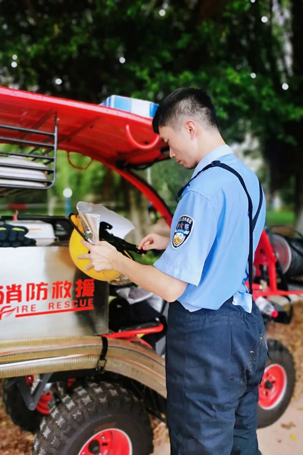 nEO_IMG_p8-酷暑“烤”验！广东监狱戒毒警察坚守岗位 .jpg