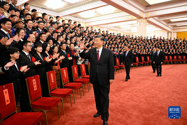 nEO_IMG_p1-习近平会见全国“人民满意的公务员”和“人民满意的公务员集体”代表-新华网 .jpg
