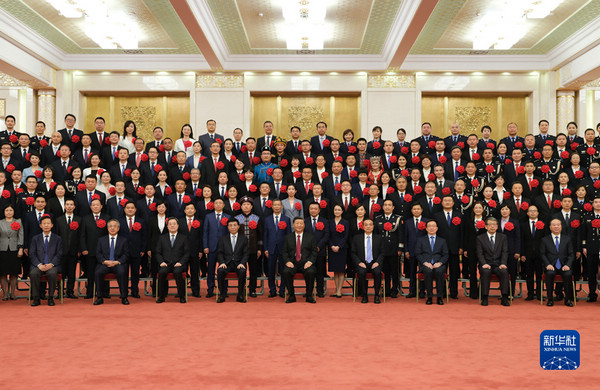 nEO_IMG_p2-习近平会见全国“人民满意的公务员”和“人民满意的公务员集体”代表-新华网 .jpg