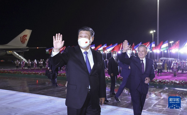nEO_IMG_p1-习近平抵达撒马尔罕.jpg