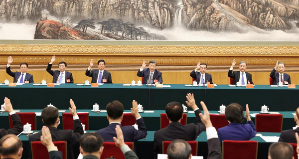 nEO_IMG_p2-（二十大受权发布）党的二十大主席团举行第一次会议 习近平出席会议并作重要讲话-新华网 .jpg