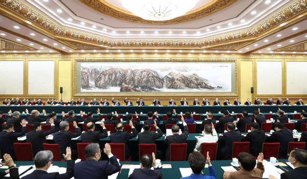 nEO_IMG_p3-（二十大受权发布）党的二十大主席团举行第一次会议 习近平出席会议并作重要讲话-新华网 .jpg