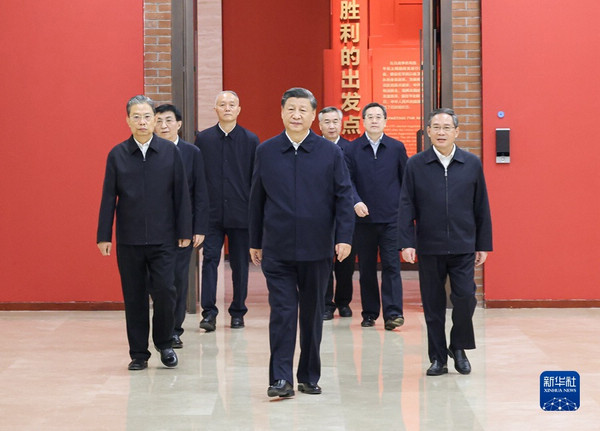 nEO_IMG_p1-习近平在瞻仰延安革命纪念地时强调 弘扬伟大建党精神和延安精神 为实现党的二十大提出的目标任务而团结奋斗-新华网 .jpg
