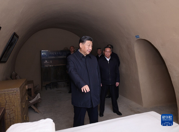 nEO_IMG_p3-习近平在瞻仰延安革命纪念地时强调 弘扬伟大建党精神和延安精神 为实现党的二十大提出的目标任务而团结奋斗-新华网 .jpg