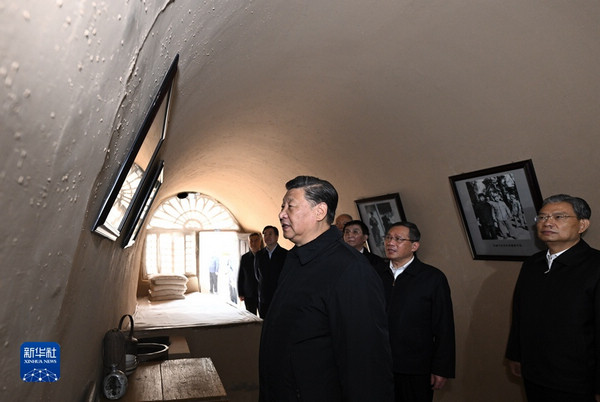 nEO_IMG_p4-习近平在瞻仰延安革命纪念地时强调 弘扬伟大建党精神和延安精神 为实现党的二十大提出的目标任务而团结奋斗-新华网 .jpg