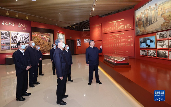 nEO_IMG_p5-习近平在瞻仰延安革命纪念地时强调 弘扬伟大建党精神和延安精神 为实现党的二十大提出的目标任务而团结奋斗-新华网 .jpg