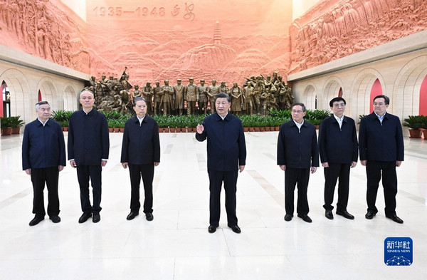 nEO_IMG_p7-习近平在瞻仰延安革命纪念地时强调 弘扬伟大建党精神和延安精神 为实现党的二十大提出的目标任务而团结奋斗-新华网 .jpg