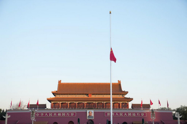 nEO_IMG_p4-天安门下半旗悼念江泽民同志逝世-新华网 .jpg