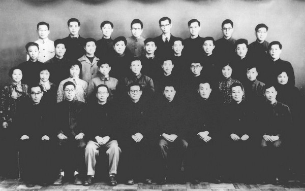 nEO_IMG_p4-江泽民同志生平照片（一）-新华网 .jpg