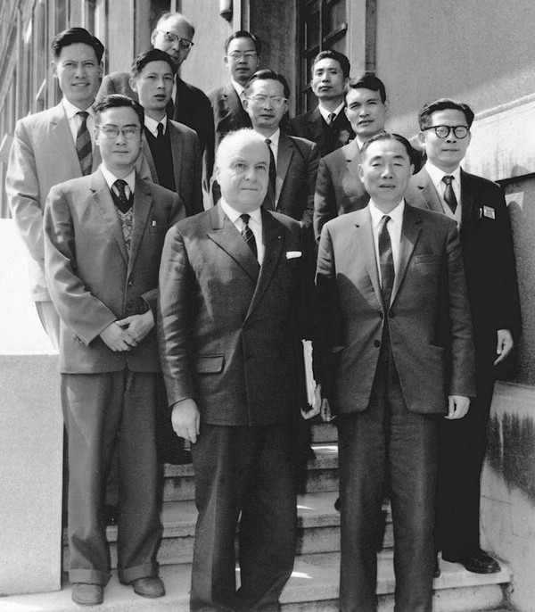 nEO_IMG_p5-江泽民同志生平照片（一）-新华网 .jpg
