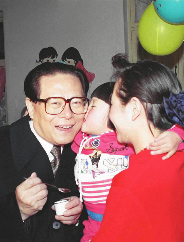 nEO_IMG_p2-江泽民同志生平照片（二）-新华网 .jpg
