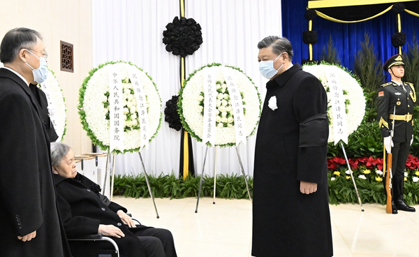 nEO_IMG_p2-习近平等党和国家领导同志到医院为江泽民同志送别并护送遗体到八宝山火化-新华网 .jpg