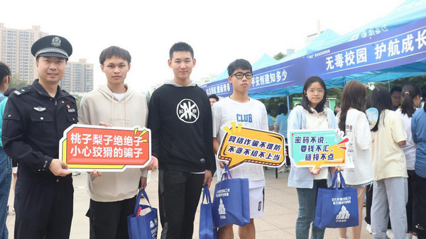 nEO_IMG_p8-广东各地多维度多形式集中开展国家安全普法宣传 .jpg