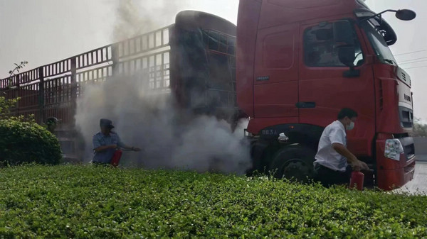 nEO_IMG_p4-阳江监狱民警国道路段压制火情、紧急施救！ .jpg