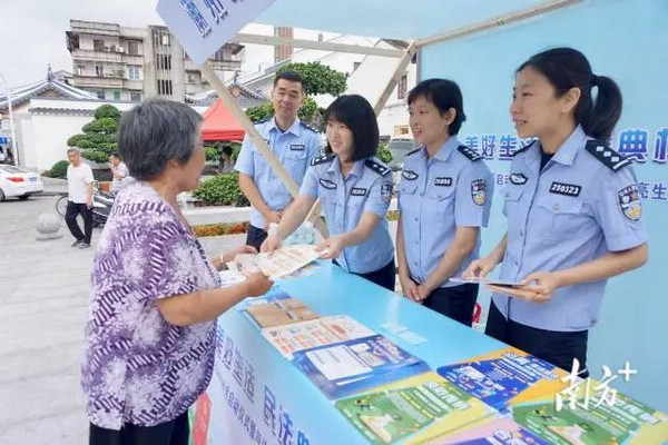 nEO_IMG_p2-镇海楼下开起普法集市，潮州开启民法典宣传月 .jpg