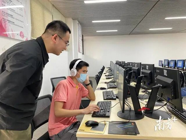 nEO_IMG_p3-高分“一次过”！广州盲人推拿师的法考“通关秘籍” .jpg