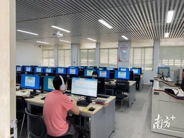 nEO_IMG_p4-高分“一次过”！广州盲人推拿师的法考“通关秘籍” .jpg