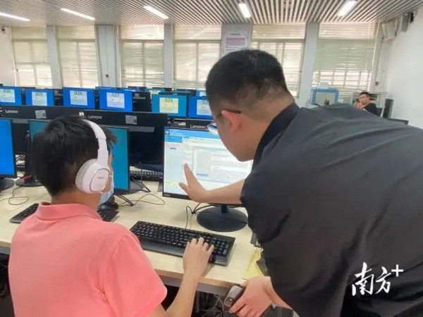 nEO_IMG_p7-高分“一次过”！广州盲人推拿师的法考“通关秘籍” .jpg