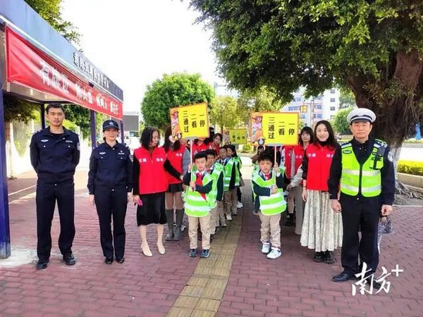 nEO_IMG_p2-道路不堵 停车不乱 出行不慌！潮州攻坚交通安全整治 .jpg