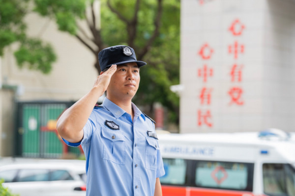 nEO_IMG_p2-建军节 _ 走近广东监狱系统里的“老兵”，致敬那些闪光岁月 .jpg