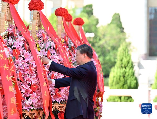 na p01-烈士纪念日向人民英雄敬献花篮仪式在京隆重举行习近平等党和国家领导人出席1.png