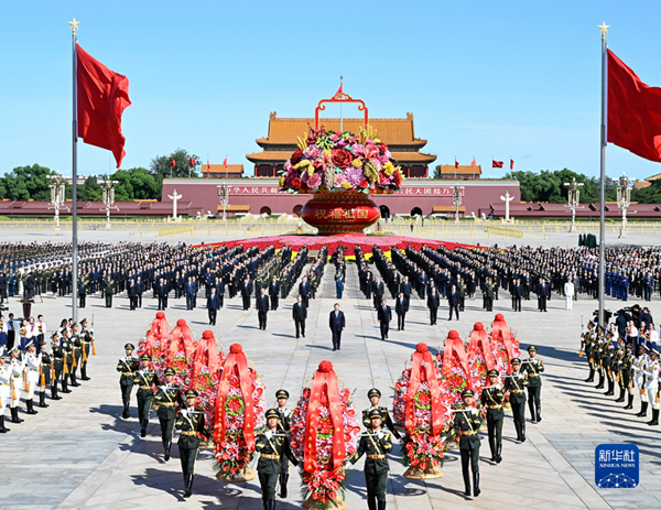 na p02-烈士纪念日向人民英雄敬献花篮仪式在京隆重举行习近平等党和国家领导人出席2.png