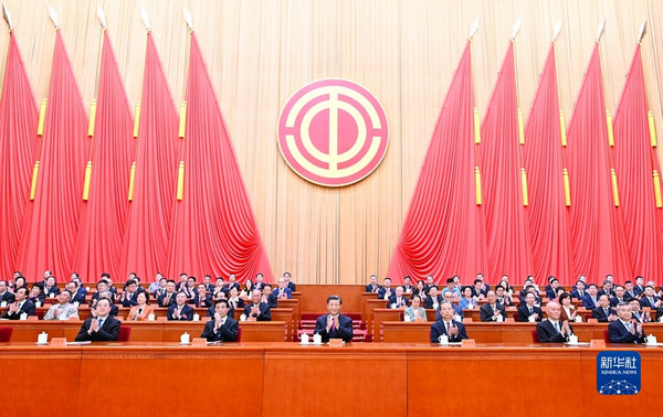 nEO_IMG_p2-中国工会第十八次全国代表大会在京开幕 习近平赵乐际王沪宁丁薛祥李希到会祝贺 蔡奇代表党中央致词 .jpg