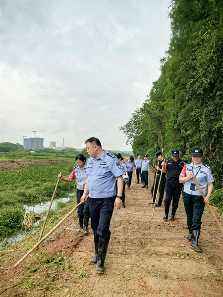 nEO_IMG_p6-以“迅”应“汛” 广东戒毒民警在行动 .jpg