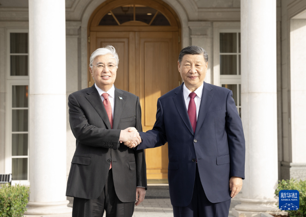 p1-习近平同哈萨克斯坦总统托卡耶夫举行小范围晤谈-新华网 .jpg