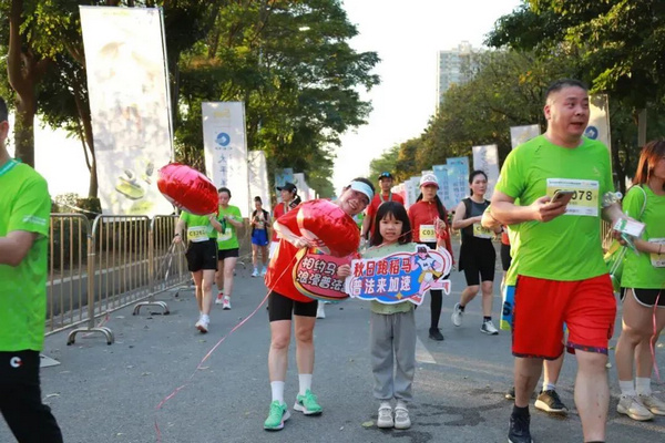 nEO_IMG_p3-佛山高明稻马赛道飘扬“宪法红” .jpg