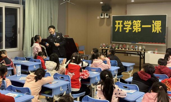 nEO_IMG_p10-广东各地法治“开学第一课”，护航未成年人健康成长② .jpg
