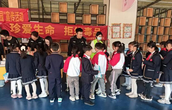 nEO_IMG_p11-广东各地法治“开学第一课”，护航未成年人健康成长② .jpg