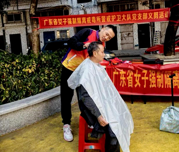 nEO_IMG_p7-广东司法行政人以“司法蓝”点亮“志愿红”！ .jpg