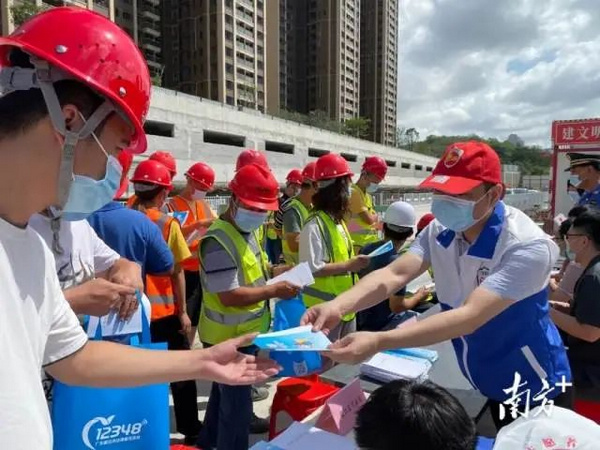 nEO_IMG_p3-十五载深耕法援护民生，汕头市法援处主任张庆江获评广东省劳模 .jpg