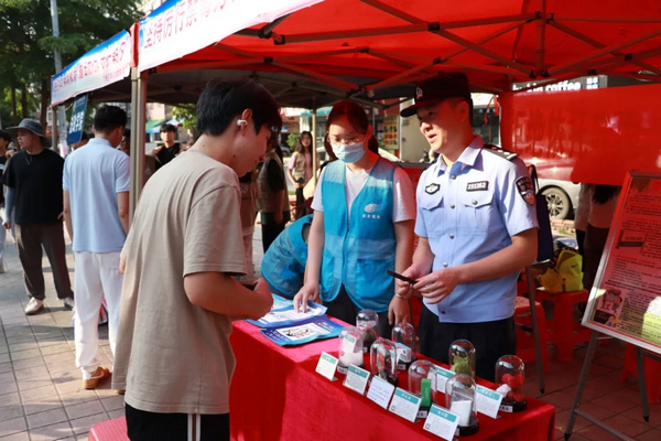 nEO_IMG_p4-“典”亮法治之光！广东各地开展 “民法典宣传月”活动② .jpg