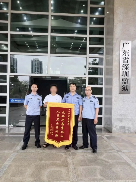 nEO_IMG_p4-生死时速！他三救昏迷市民 .jpg