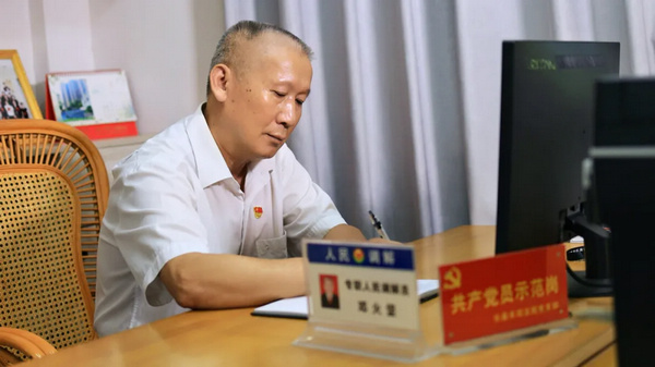 nEO_IMG_p2-人民调解员邓火坚：退而不休的调解先锋 .jpg