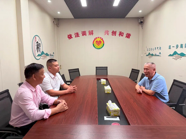 nEO_IMG_p3-人民调解员邓火坚：退而不休的调解先锋 .jpg