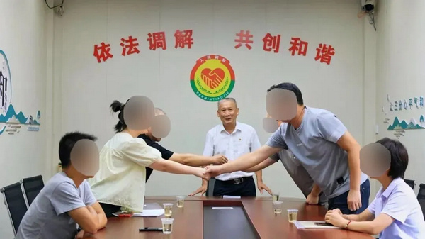 nEO_IMG_p4-人民调解员邓火坚：退而不休的调解先锋 .jpg