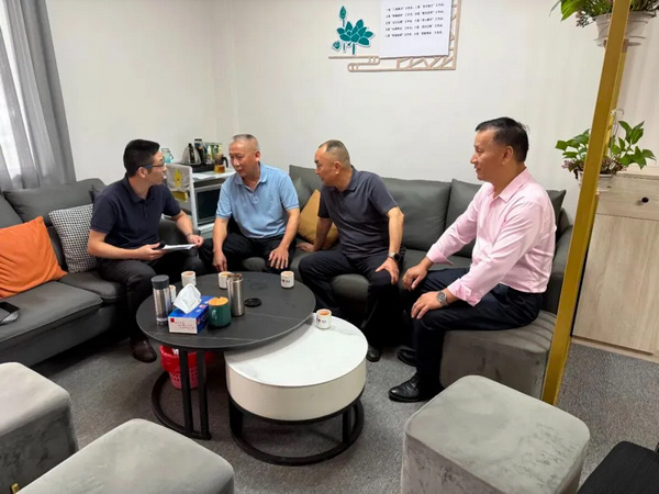 nEO_IMG_p5-人民调解员邓火坚：退而不休的调解先锋 .jpg