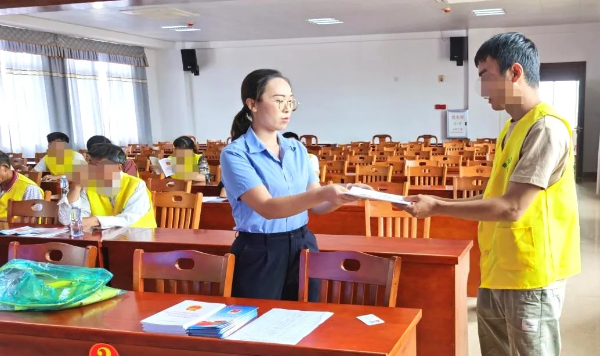 p1-陈小梅：匠心编织平安网 温情引领归途人 .png
