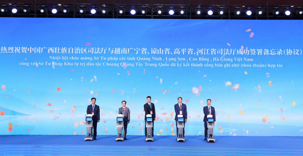 nEO_IMG_p6-中越司法行政部门首次边境会晤在广西南宁举行贺荣 阮海宁 陈刚出席开幕式并致辞 .jpg