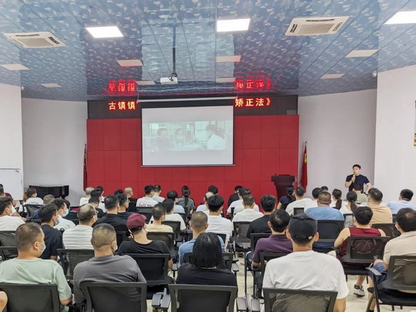 nEO_IMG_p2-区俊杰：当好“摆渡人”，助力矫正对象重获新生 .jpg