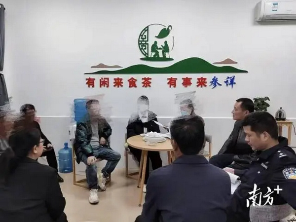 nEO_IMG_p1-事故纠纷如何解？黄冈镇借茶说理促“案结事了人和” .jpg