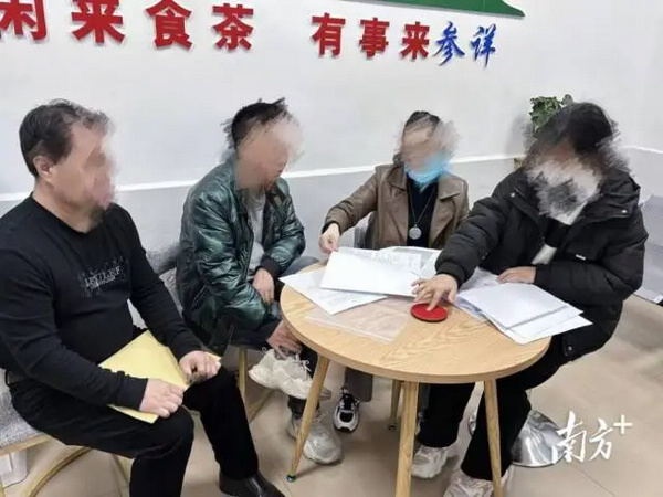 nEO_IMG_p2-事故纠纷如何解？黄冈镇借茶说理促“案结事了人和” .jpg