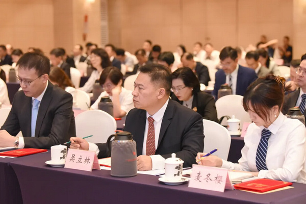 nEO_IMG_p3-广东商事调解工作会议暨粤港澳大湾区调解员颁证仪式在广州召开 .jpg
