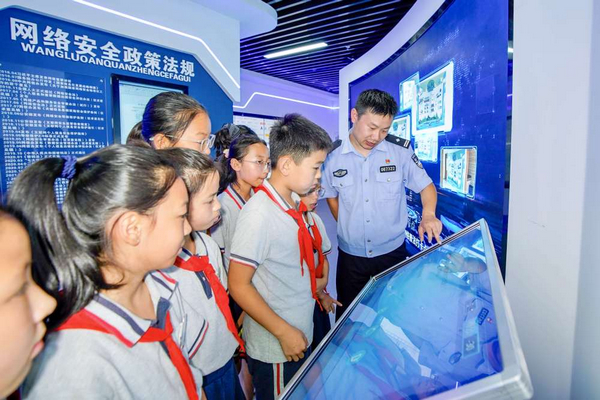 nEO_IMG_p6-思想之光照亮法治航程——习近平法治思想引领新时代法治中国建设述评-新华网 .jpg